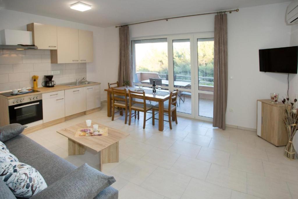 Apartments Panorama With Seasonal Pool Slatine Dış mekan fotoğraf